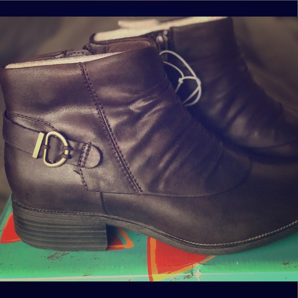 Yuu Dark Brown Ankle Boots 9.5 NIB